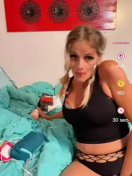 Snapshot of vixendoll87 chatting on 07/27/26, 01:12 vixendoll87 online show from 07/27/26, 01:12