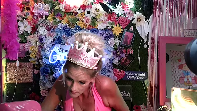 Snapshot of vixendoll87 chatting on 08/06/26, 12:01 vixendoll87 online show from 08/06/26, 12:01