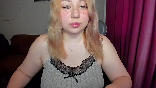 Snapshot of Milafoxxxy chatting on 10/20/25, 10:05 Milafoxxxy online show from 10/20/25, 10:05