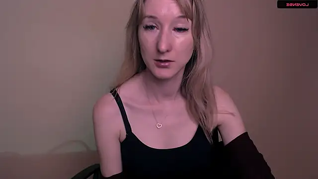 Snapshot of AmandaSell chatting on 06/11/26, 06:44 AmandaSell online show from 06/11/26, 06:44