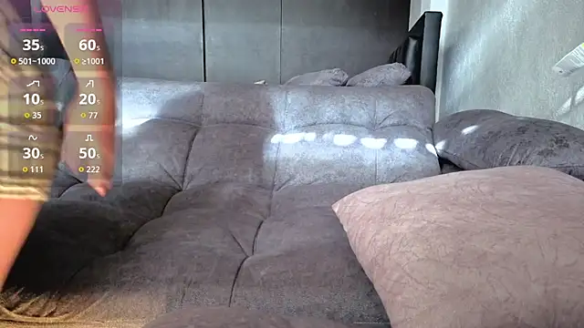 Snapshot of AnyElish chatting on 12/13/25, 08:47 AnyElish online show from 12/13/25, 08:47