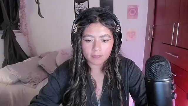 StephaniFox online show from 12/18/25, 01:44