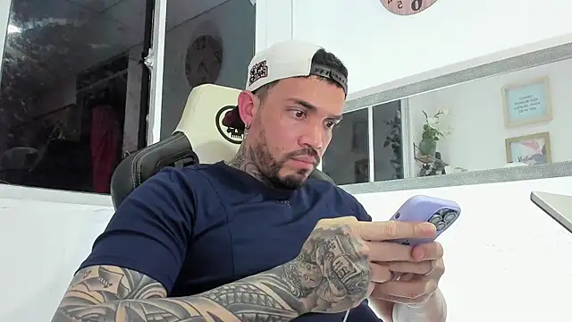 Snapshot of Angel_sex_latin chatting on 01/01/25, 05:22 Angel sex latin online show from 01/01/25, 05:22