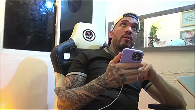 Snapshot of Angel_sex_latin chatting on 01/06/25, 09:19 Angel sex latin online show from 01/06/25, 09:19