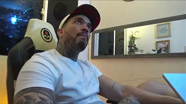 Snapshot of Angel_sex_latin chatting on 01/13/25, 02:50 Angel sex latin online show from 01/13/25, 02:50