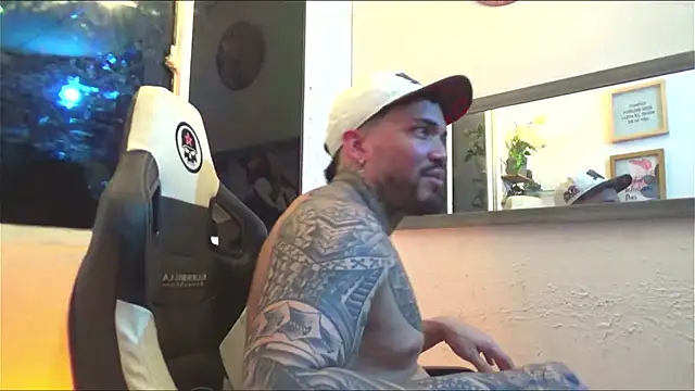 Snapshot of Angel_sex_latin chatting on 01/19/25, 06:53 Angel sex latin online show from 01/19/25, 06:53