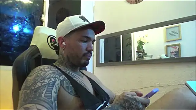 Snapshot of Angel_sex_latin chatting on 01/24/25, 06:46 Angel sex latin online show from 01/24/25, 06:46