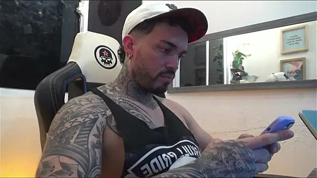 Snapshot of Angel_sex_latin chatting on 01/31/25, 04:03 Angel sex latin online show from 01/31/25, 04:03