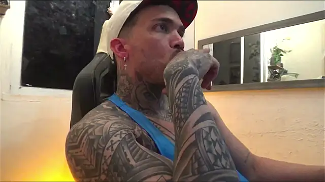 Snapshot of Angel_sex_latin chatting on 02/01/25, 03:52 Angel sex latin online show from 02/01/25, 03:52