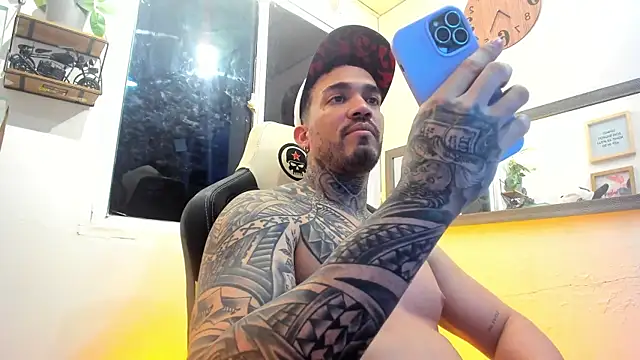 Snapshot of Angel_sex_latin chatting on 02/02/25, 09:51 Angel sex latin online show from 02/02/25, 09:51