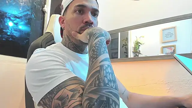 Snapshot of Angel_sex_latin chatting on 02/08/25, 03:30 Angel sex latin online show from 02/08/25, 03:30