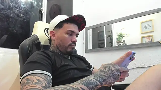 Snapshot of Angel_sex_latin chatting on 02/14/25, 07:07 Angel sex latin online show from 02/14/25, 07:07