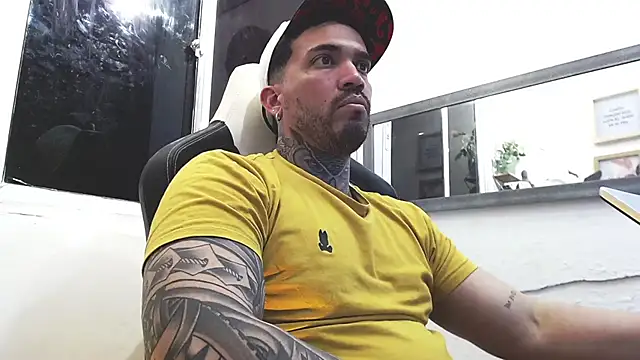 Snapshot of Angel_sex_latin chatting on 02/16/25, 05:59 Angel sex latin online show from 02/16/25, 05:59