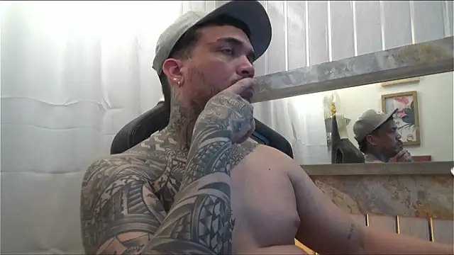 Snapshot of Angel_sex_latin chatting on 10/23/25, 04:56 Angel sex latin online show from 10/23/25, 04:56