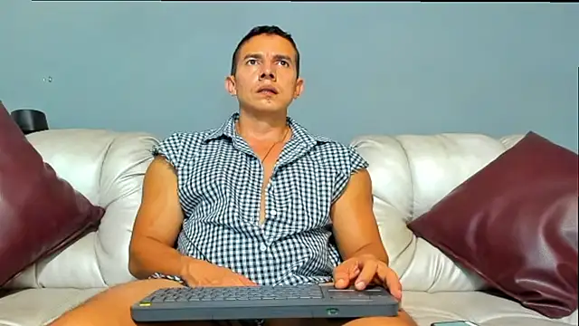 Snapshot of derekk_frostt chatting on 05/24/26, 03:44 derekk frostt online show from 05/24/26, 03:44