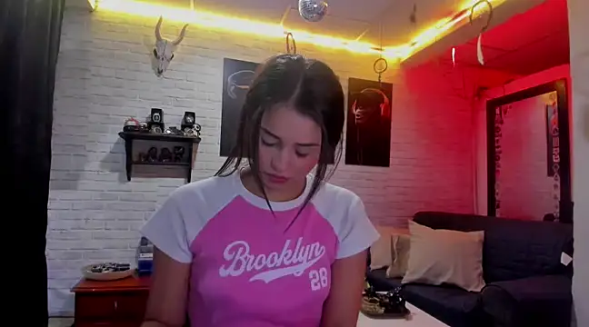 Snapshot of Kimmymadison- chatting on 12/11/24, 01:37 Kimmymadison- online show from 12/11/24, 01:37