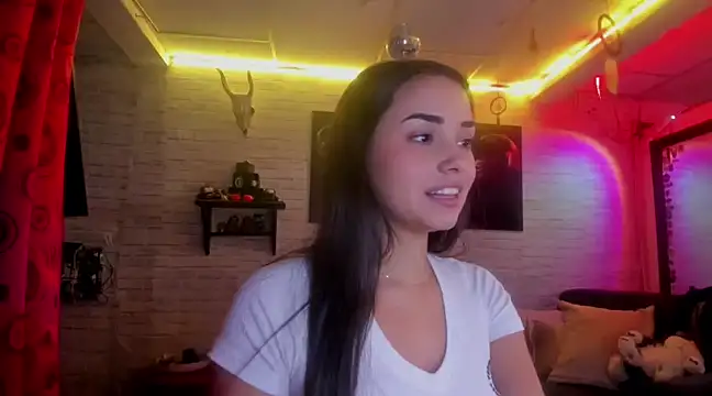 Snapshot of Kimmymadison- chatting on 12/16/24, 08:05 Kimmymadison- online show from 12/16/24, 08:05