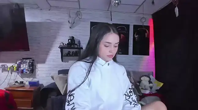 Snapshot of Kimmymadison- chatting on 12/28/24, 02:43 Kimmymadison- online show from 12/28/24, 02:43