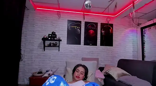 Snapshot of Kimmymadison- chatting on 01/18/25, 06:34 Kimmymadison- online show from 01/18/25, 06:34