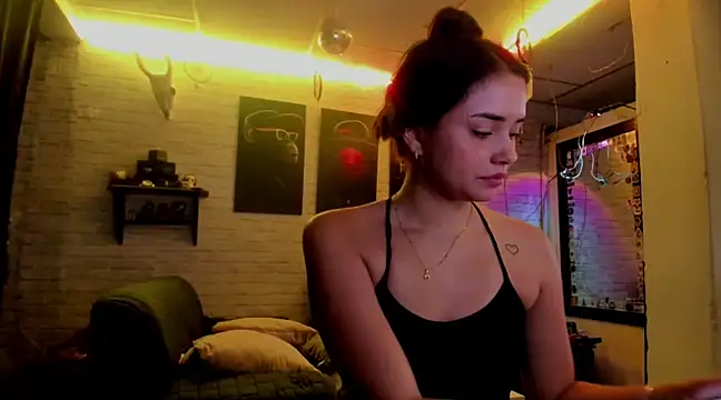 Snapshot of Kimmymadison- chatting on 02/10/25, 09:15 Kimmymadison- online show from 02/10/25, 09:15