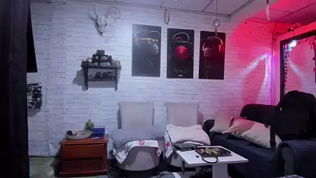 Snapshot of Kimmymadison- chatting on 02/19/25, 09:14 Kimmymadison- online show from 02/19/25, 09:14