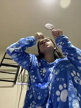 Snapshot of Kimmymadison- chatting on 10/02/25, 10:17 Kimmymadison- online show from 10/02/25, 10:17