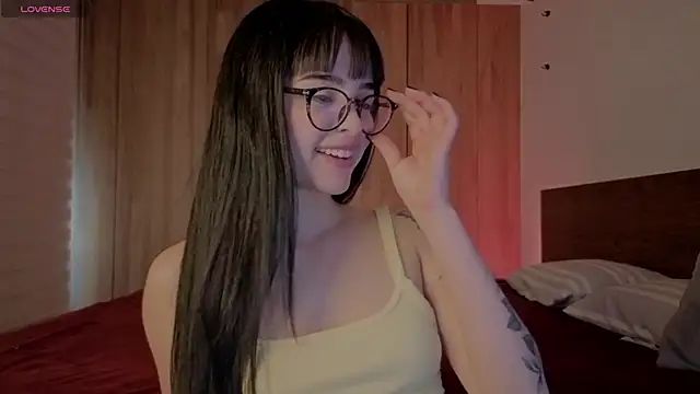 Snapshot of Roxxy_mora chatting on 06/17/26, 10:21 Roxxy mora online show from 06/17/26, 10:21