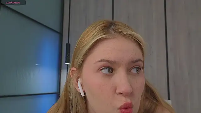 Monikacutie online show from 03/23/25, 04:27