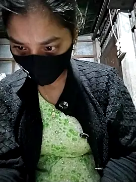 Snapshot of Aruyeshi- chatting on 11/21/25, 09:24 Aruyeshi- online show from 11/21/25, 09:24