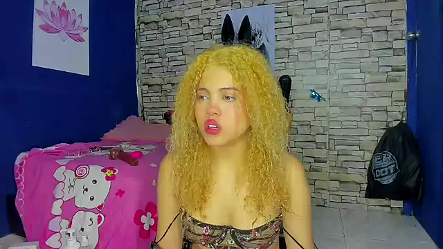 sofiacastillo01 online show from 02/13/25, 12:43