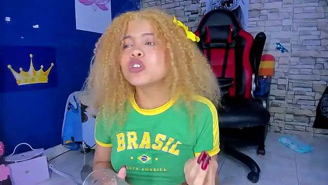 sofiacastillo01 online show from 02/15/25, 12:48