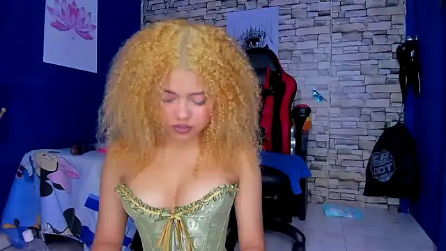 sofiacastillo01 online show from 02/15/25, 05:17