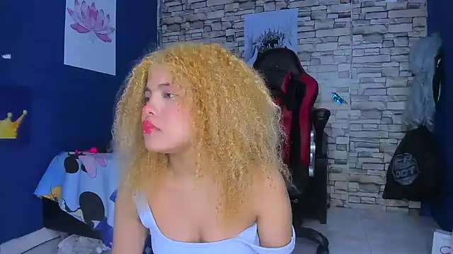 sofiacastillo01 online show from 02/18/25, 04:05