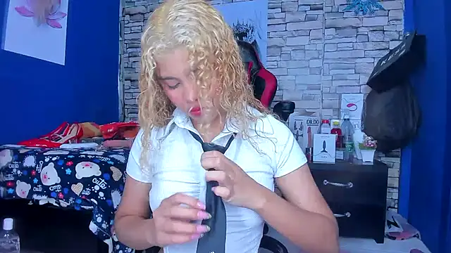 sofiacastillo01 online show from 03/15/25, 12:45