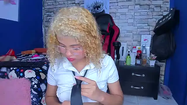 sofiacastillo01 online show from 03/15/25, 10:22