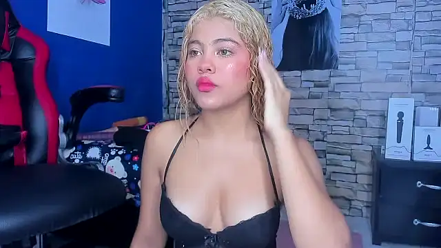 sofiacastillo01 online show from 03/18/25, 12:58