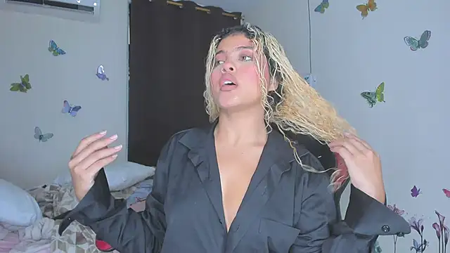 sofiacastillo01 online show from 11/24/25, 01:11