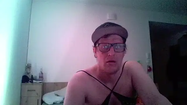 Snapshot of Bigthroaterboy chatting on 04/05/26, 08:06 Bigthroaterboy online show from 04/05/26, 08:06