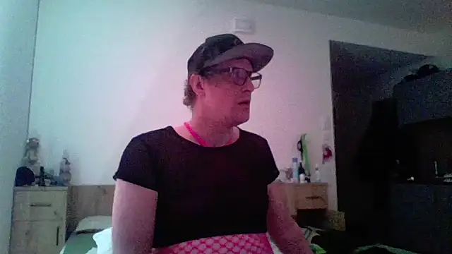 Snapshot of Bigthroaterboy chatting on 04/15/26, 12:12 Bigthroaterboy online show from 04/15/26, 12:12