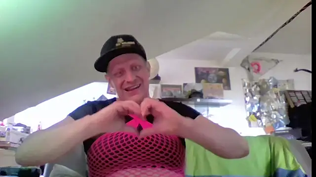 Snapshot of Bigthroaterboy chatting on 06/13/26, 04:49 Bigthroaterboy online show from 06/13/26, 04:49
