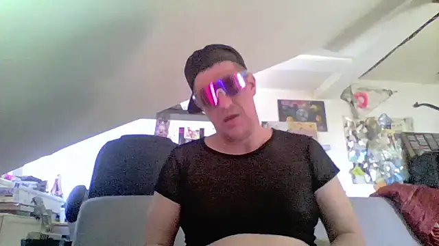 Snapshot of Bigthroaterboy chatting on 06/23/26, 03:43 Bigthroaterboy online show from 06/23/26, 03:43