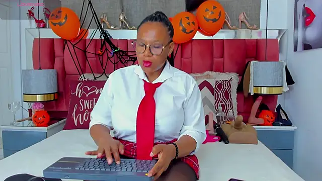 Snapshot of ShantalDior chatting on 10/31/25, 03:29 ShantalDior online show from 10/31/25, 03:29