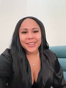 Snapshot of HaileyDiana chatting on 02/15/25, 12:01 HaileyDiana online show from 02/15/25, 12:01