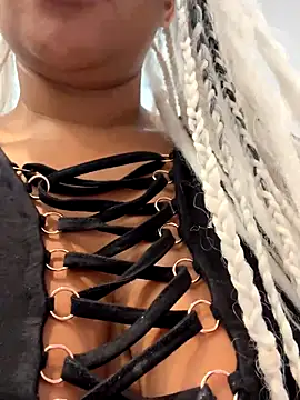 Snapshot of HaileyDiana chatting on 10/05/25, 08:23 HaileyDiana online show from 10/05/25, 08:23