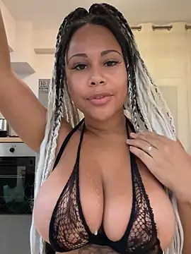 Snapshot of HaileyDiana chatting on 10/17/25, 12:41 HaileyDiana online show from 10/17/25, 12:41