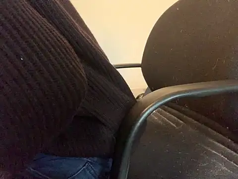 Snapshot of KendrickJiz chatting on 12/21/25, 02:02 KendrickJiz online show from 12/21/25, 02:02