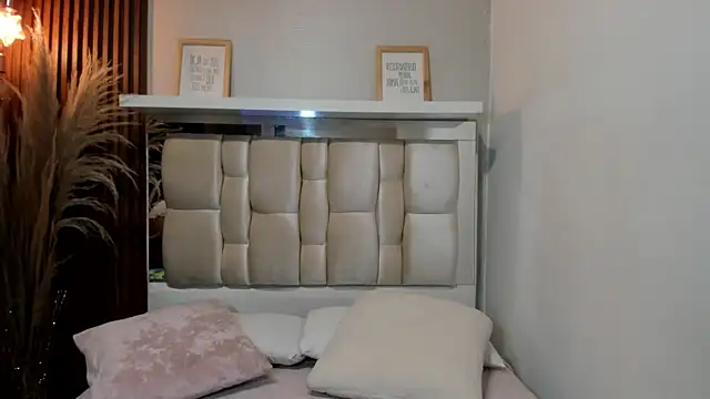 ANTONELLA  ROUSE  online show from 01/25/25, 01:19