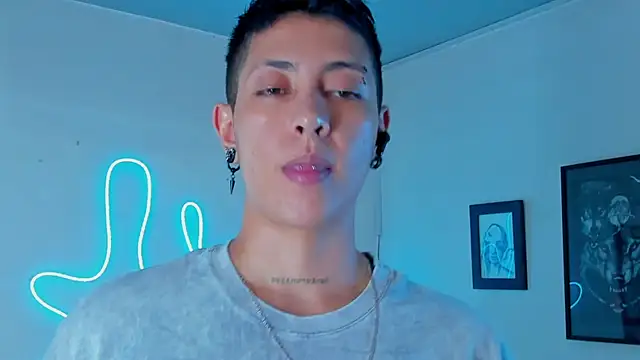 Snapshot of Aleja1214 chatting on 09/15/25, 01:05 Aleja1214 online show from 09/15/25, 01:05