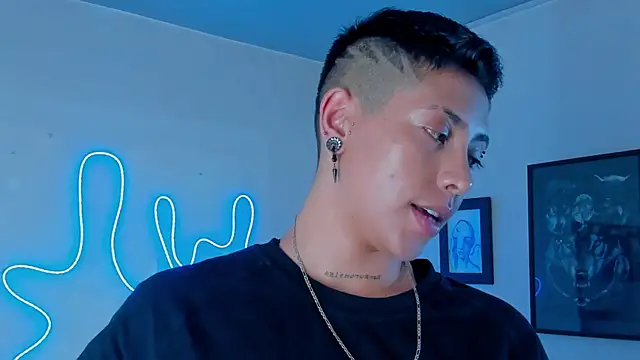 Snapshot of Aleja1214 chatting on 09/22/25, 01:40 Aleja1214 online show from 09/22/25, 01:40