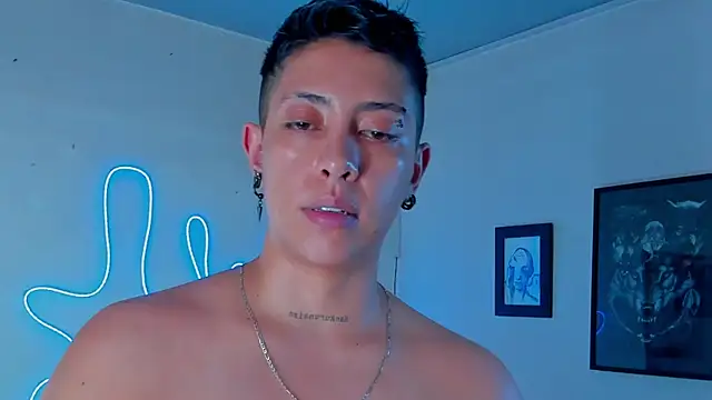 Snapshot of Aleja1214 chatting on 10/22/25, 05:19 Aleja1214 online show from 10/22/25, 05:19